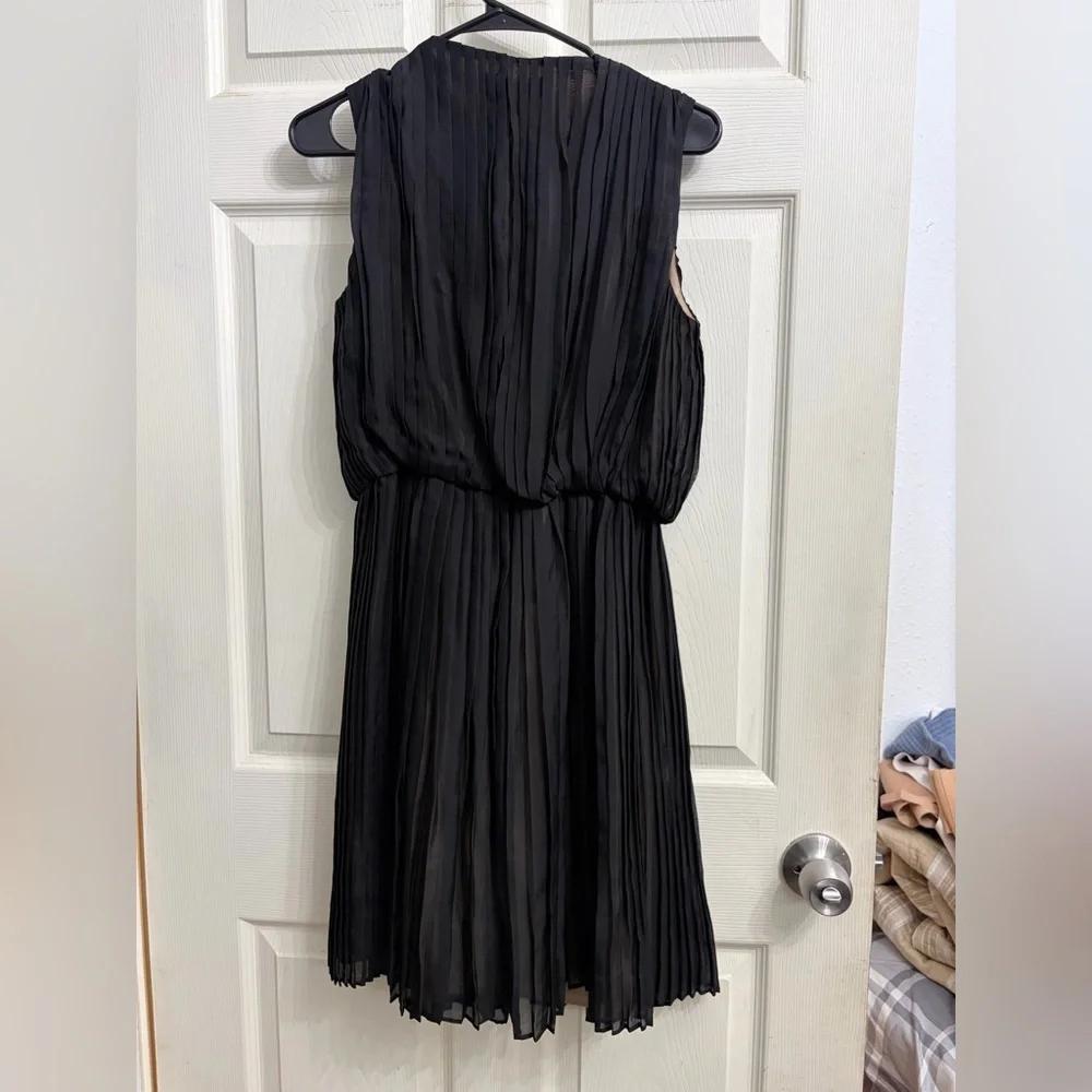 Robert Rodriguez Black Pleated V-Neck Sleeveless Dress 100% Silk women’s size 8